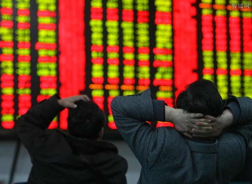 白未亡人太欲了!一袭红色高定制服走红毯惊艳全场 精致如希腊雕像“米乐M6官方入口”(图2) m6最新官网